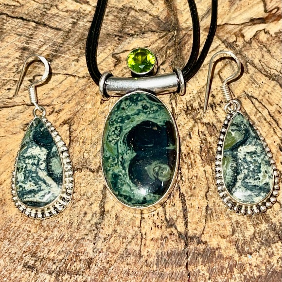 African Kambaba Square Pendant & Earrings - Picture 5 of 8